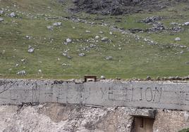 Pintada en leonés en la zona del puerto de Pinos.