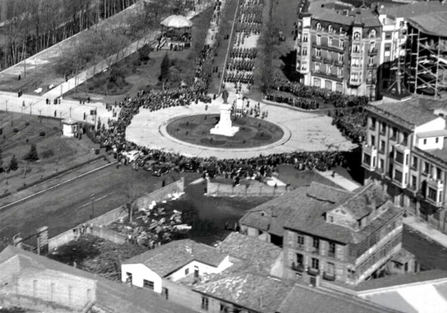 Plaza de Guzmán el Bueno durante la construcción de la Casa Arriola. 1939-1940.