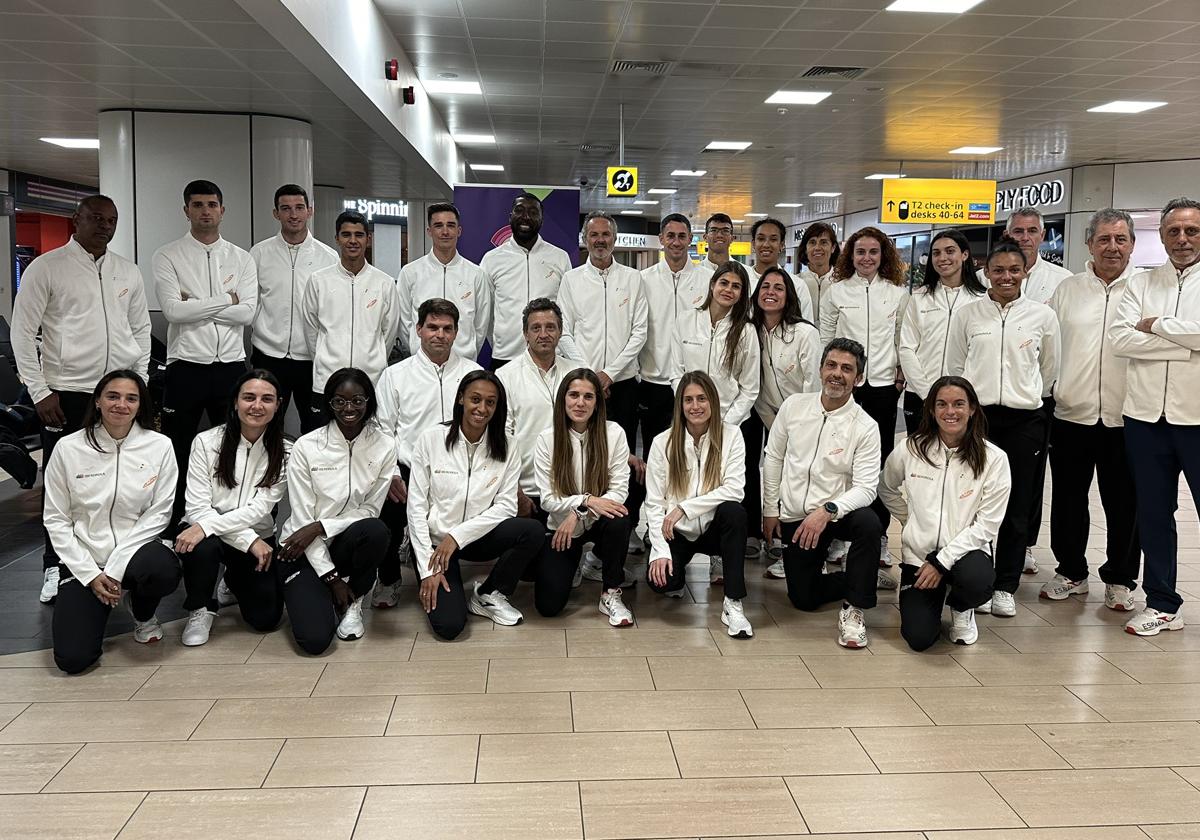 Marta García, en el centro de la fila inferior, en su llegada al aeropuerto de Glasgow.