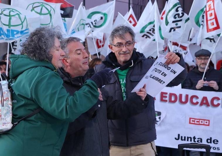 Protesta de la educación pública frente a la sede de la Junta en León.