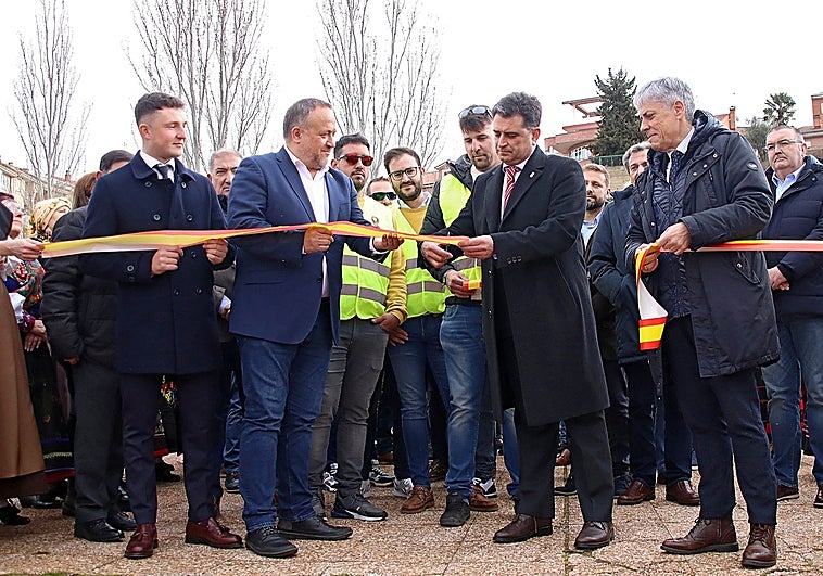 Ricardo Barrientos, alcalde de Valencia de Don Juan, inaugura la feria en la mañana del jueves