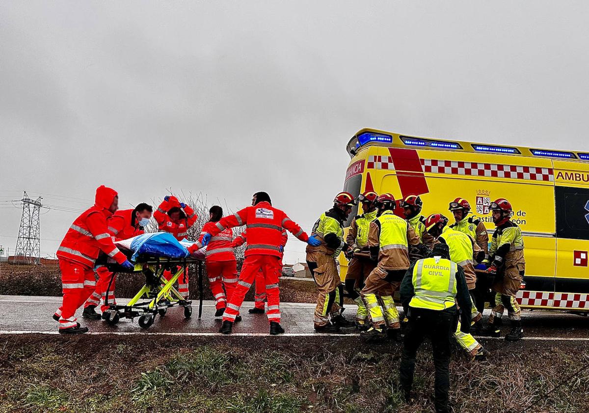 Imagen principal - Seis heridos en un accidente vial en Cazanuecos