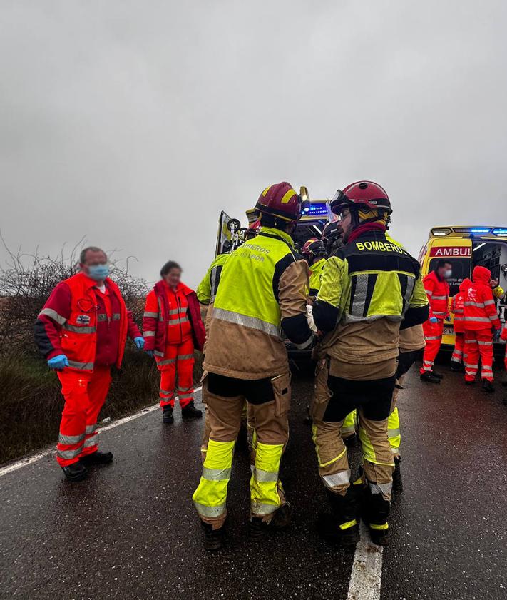 Imagen secundaria 2 - Seis heridos en un accidente vial en Cazanuecos