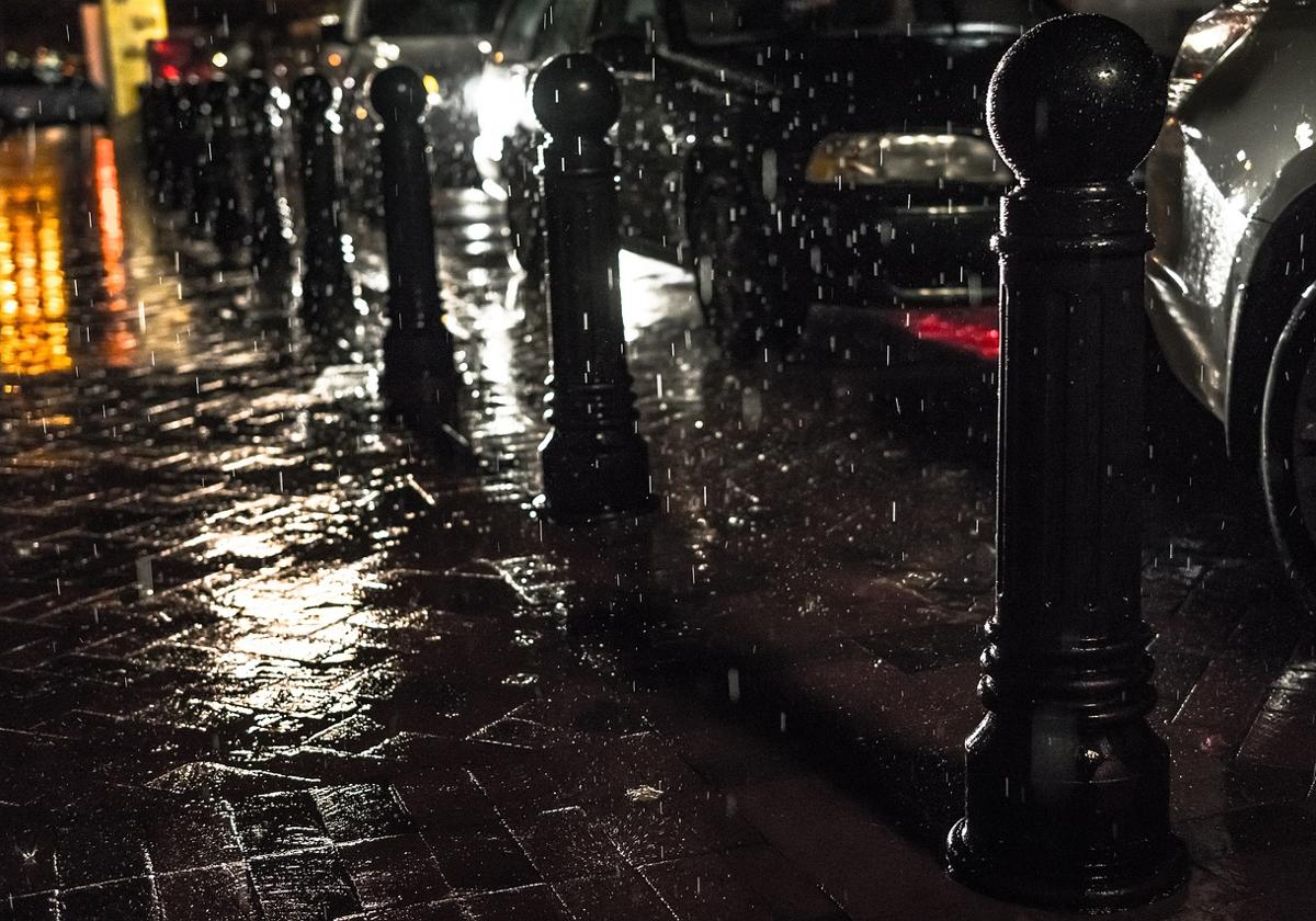 Imagen de una acera mojándose por la lluvia.