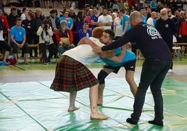Una imagen de las luchas en el Campeonato internacional de lucha escocesa 2024