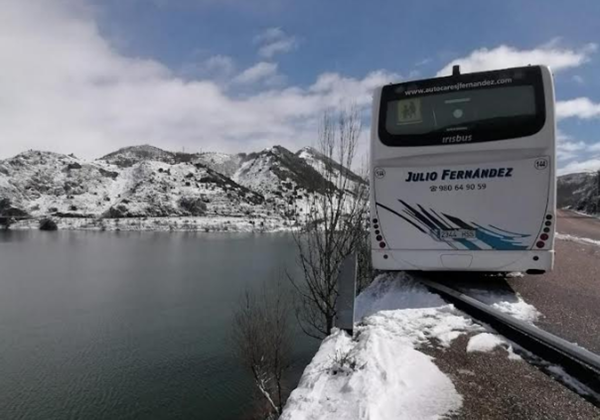 El autobús que estuvo a punto de caer al embalse del Porma tras salirse de la vía.