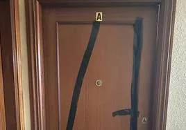 Imagen de la puerta del domicilio donde intervinieron los agentes.
