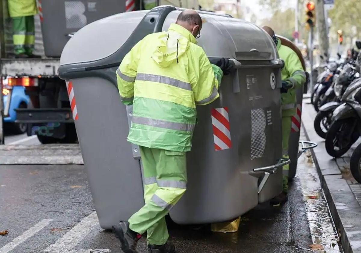 Dos operarios del servicio de limpieza durante su jornada laboral.