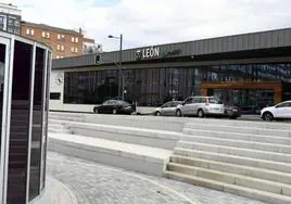 Exterior de la estación ferroviaria de León.
