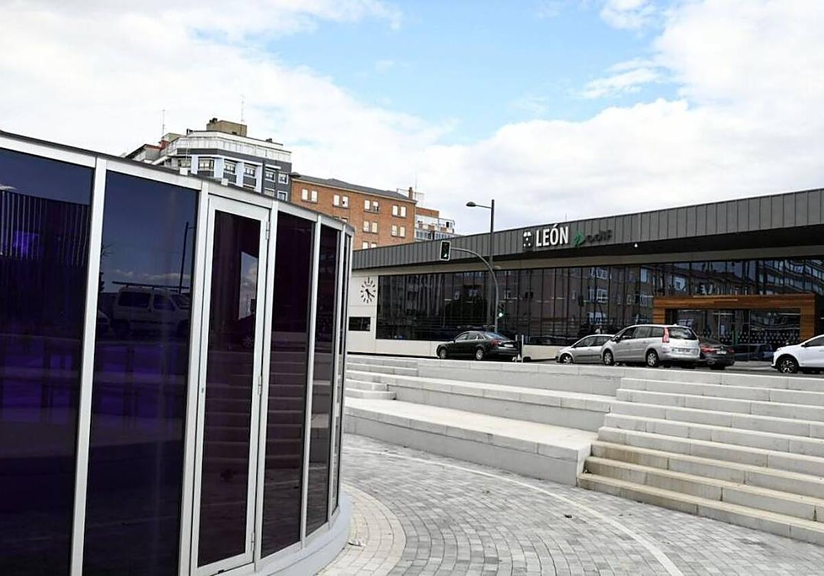Exterior de la estación ferroviaria de León.