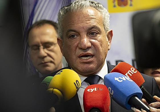 Nicano Sen, este lunes, comparece ante los medios.