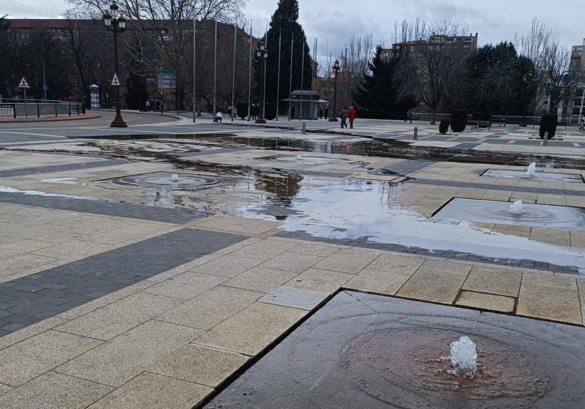 Imagen de la plaza de San Marcos con 'riadas' tras las lluvias.