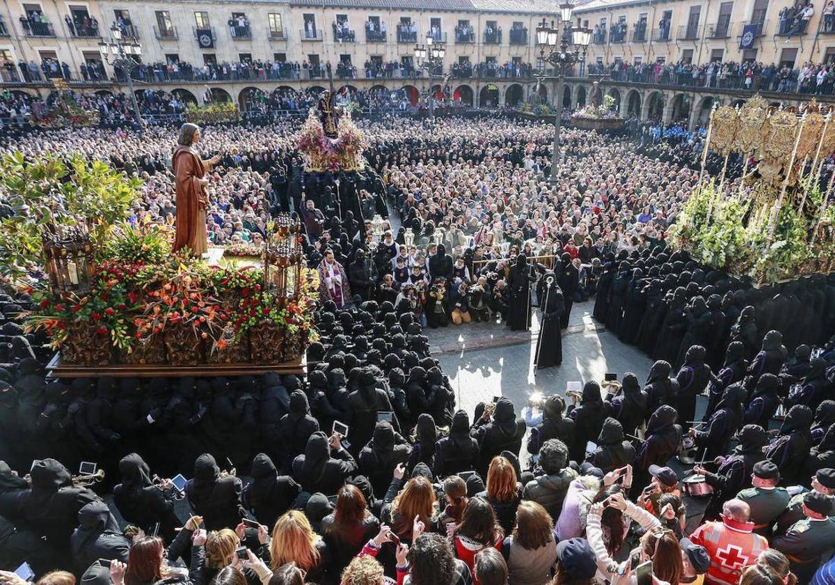 Un acto de El Encuentro en la plaza Mayor de León.