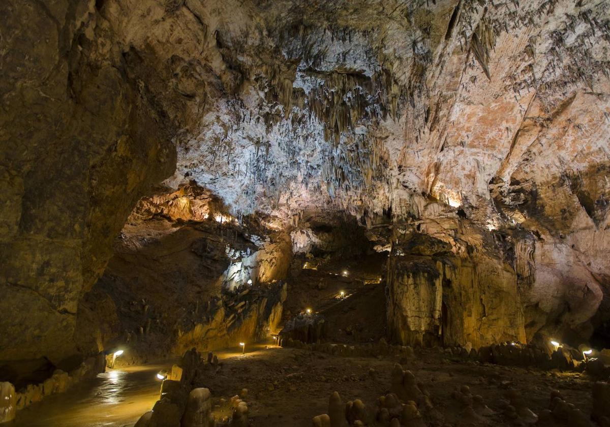 Interior de la cueva de Valporquero.