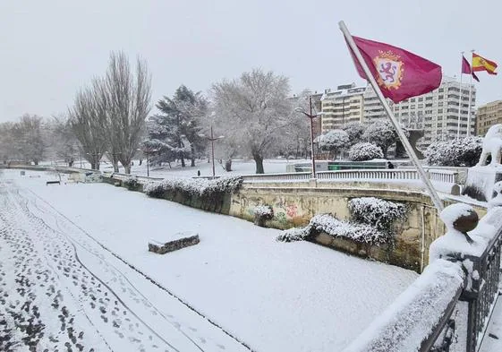Imagen de archivo de una nevada en la capital leonesa.