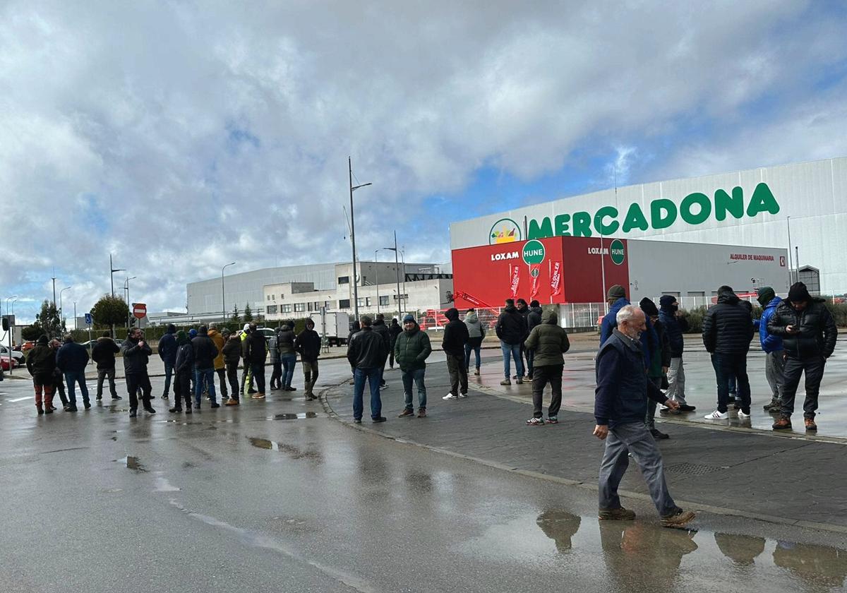 Los manifestantes intentan cortar el tráfico en la rotando que da acceso al interior del polígono de Villadangos.