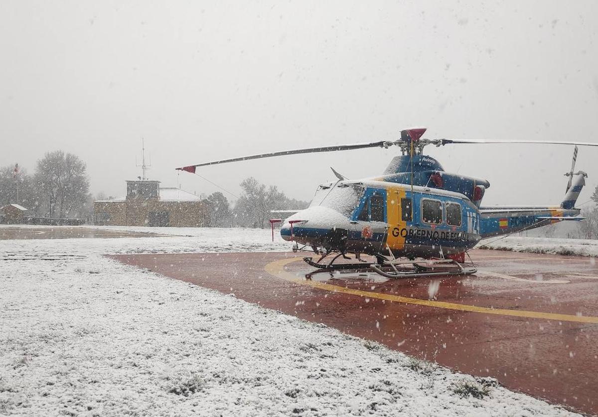 Nieve cubriendo el helicóptero de la Brif de Tabuyo.