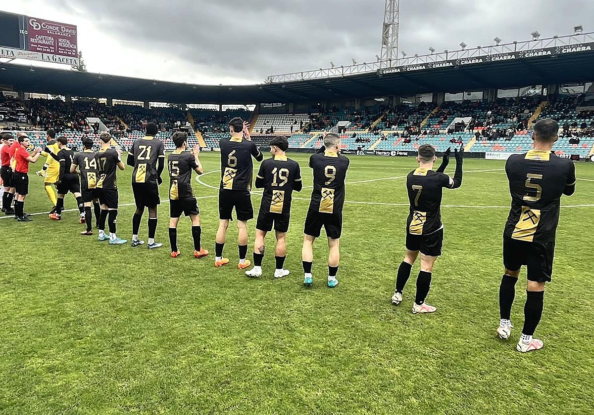 Los jugadares del Atlético Bembiembre en un encuentro frente al Salamanca.