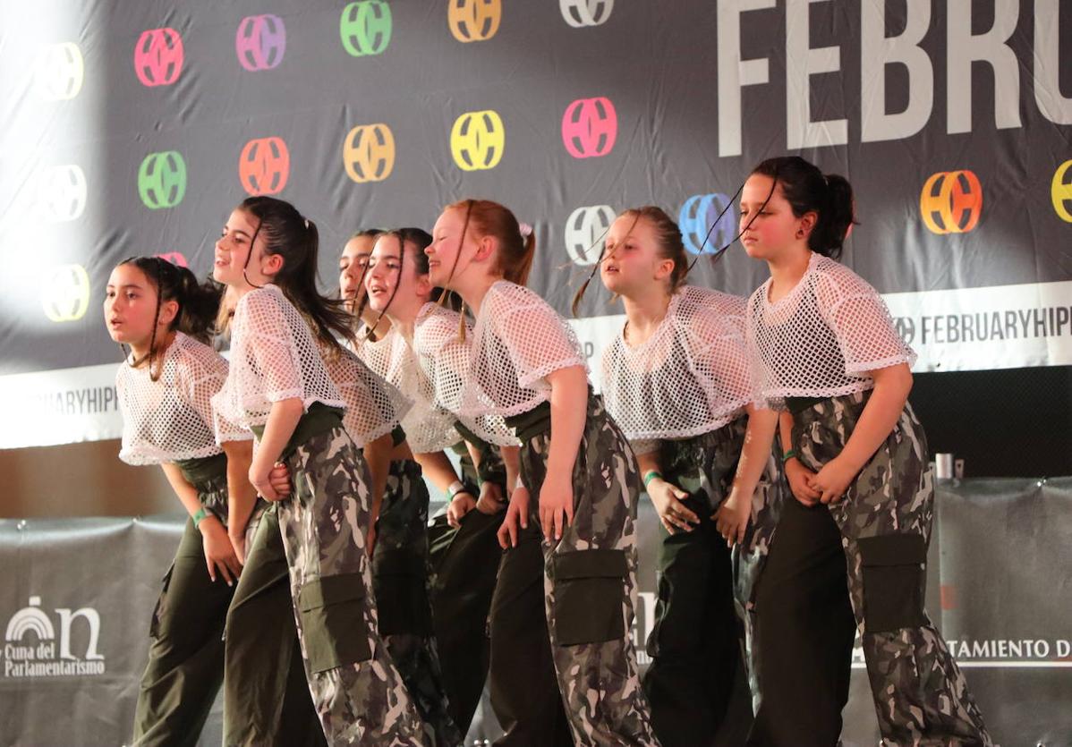 Un grupo de bailarines actúa en el Palacio de Exposiones de León.