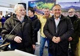 El presidente de la Diputación de León, Gerardo Álvarez Courel, inaugura la XXVI Muestra del Gallo de pluma y mosca artificial de La Vecilla. Junto a él, el alcalde del municipio, Moisés González