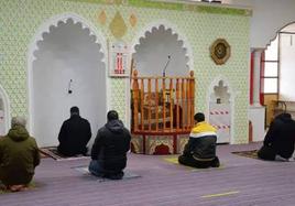 Musulmanes rezando durante en Ramadán en la mezquita La Paz de León en 2021.