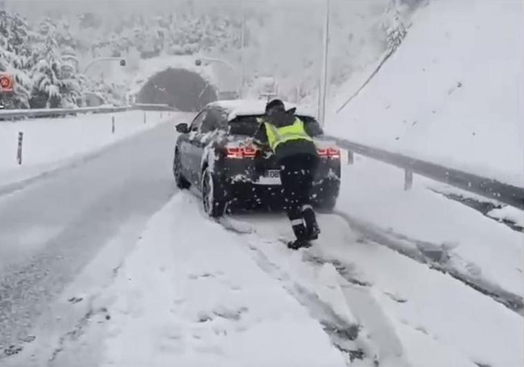 Rescate de un vehículo atrapado en la A-6, en el límite entre León y Lugo.