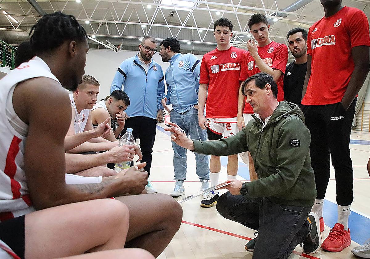 Luis Castillo da instrucciones a sus jugadores en un tiempo muerto.
