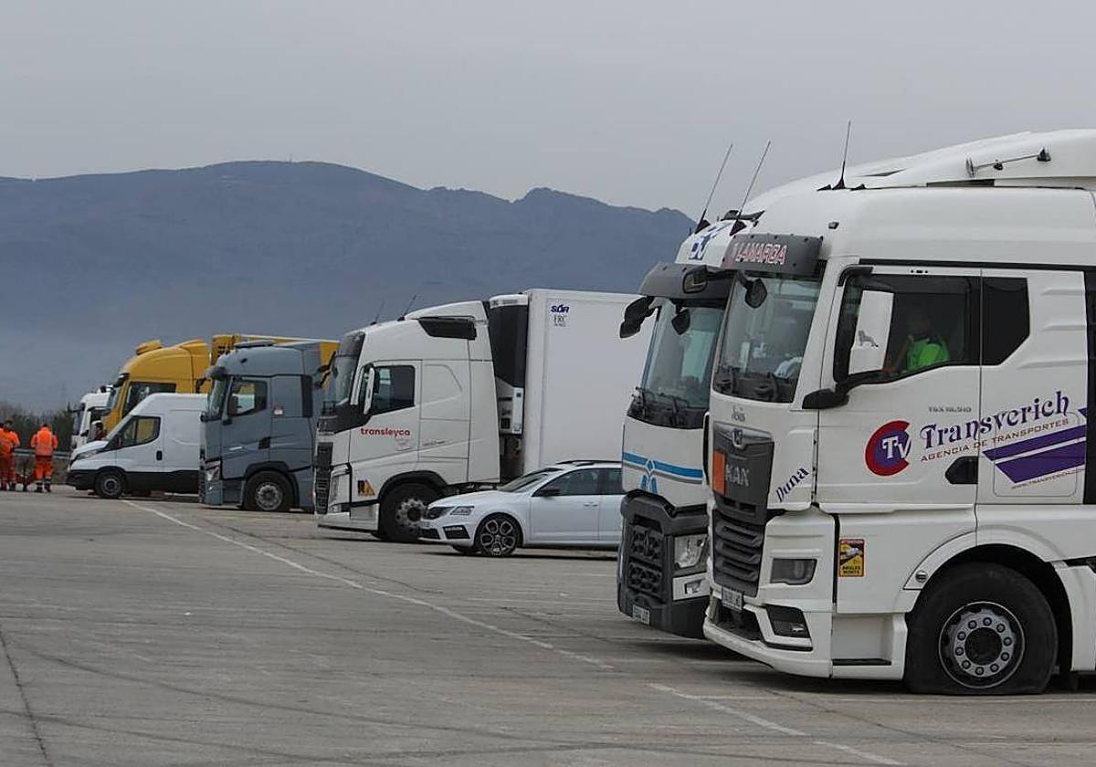 Un grupo de camiones en una imagen de archivo.