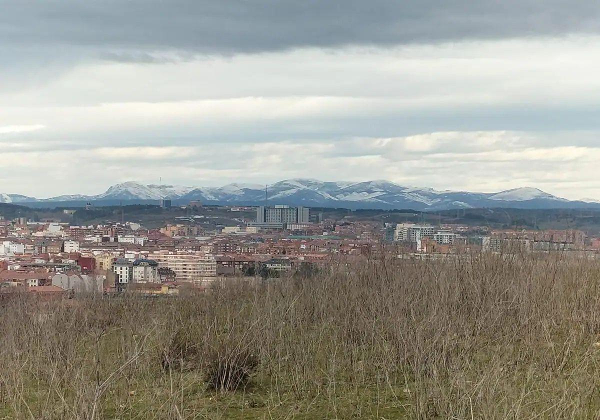 Imagen de archivo de las cumbres nevadas desde la Sobarriba leonesa.