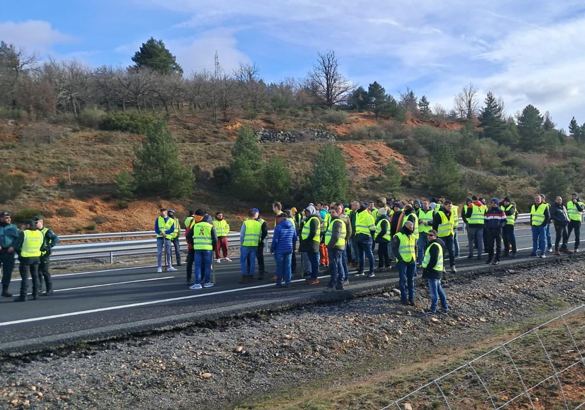 Imagen principal - Corte en la AP-66 por los trabajadores de campo.