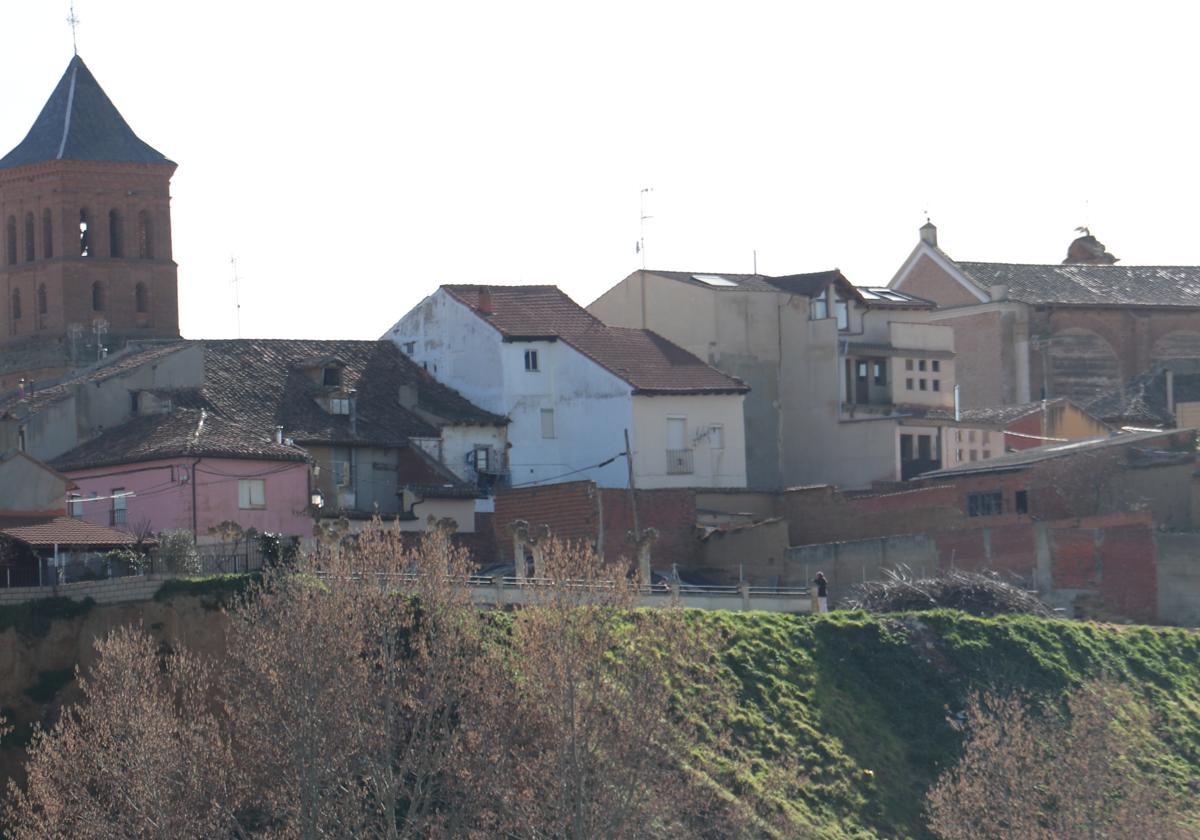 Imagen de la zona alta del pueblo donde hay una gran cantidad de bodegas.