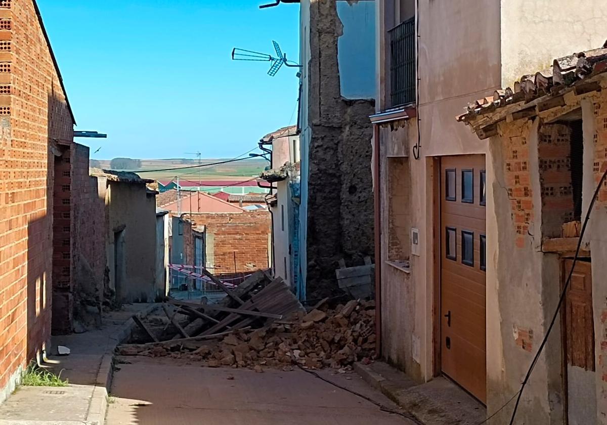 El socavón en el suelo de la calle paralela provoca el derrumbe de una vivienda en Valderas.