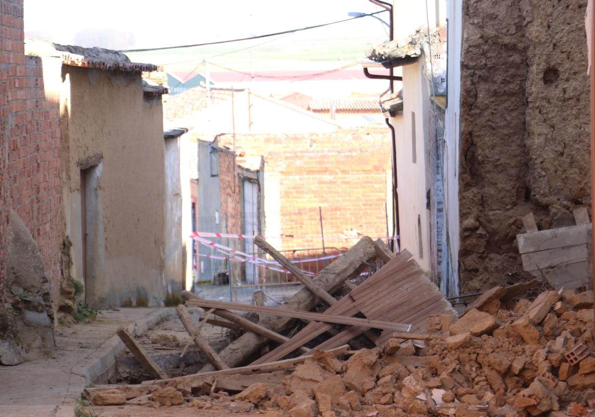 El socavón en el suelo de la calle paralela provoca el derrumbe de una vivienda en Valderas.