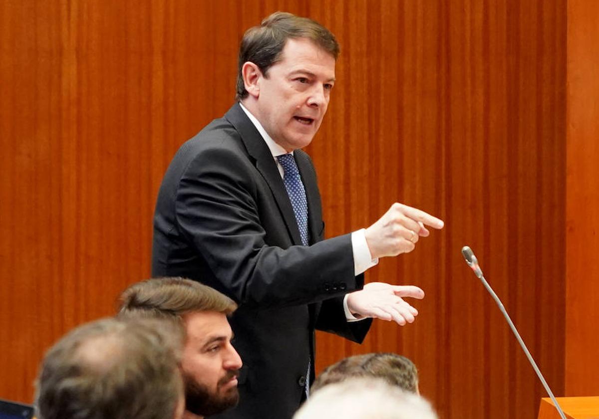 El presidente de la Junta, Alfonso Fernández Mañueco, durante su intervención en el Pleno de las Cortes de Castilla y León.