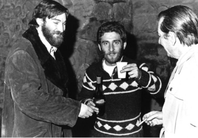 A la izquierda, Maxi Barthe y en el centro Yuma, brindando antes de subir a la muralla.