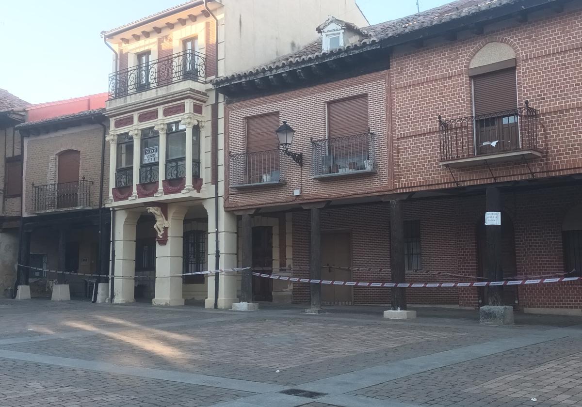 Las cinco viviendas de la plaza de los Caños, acordonada.