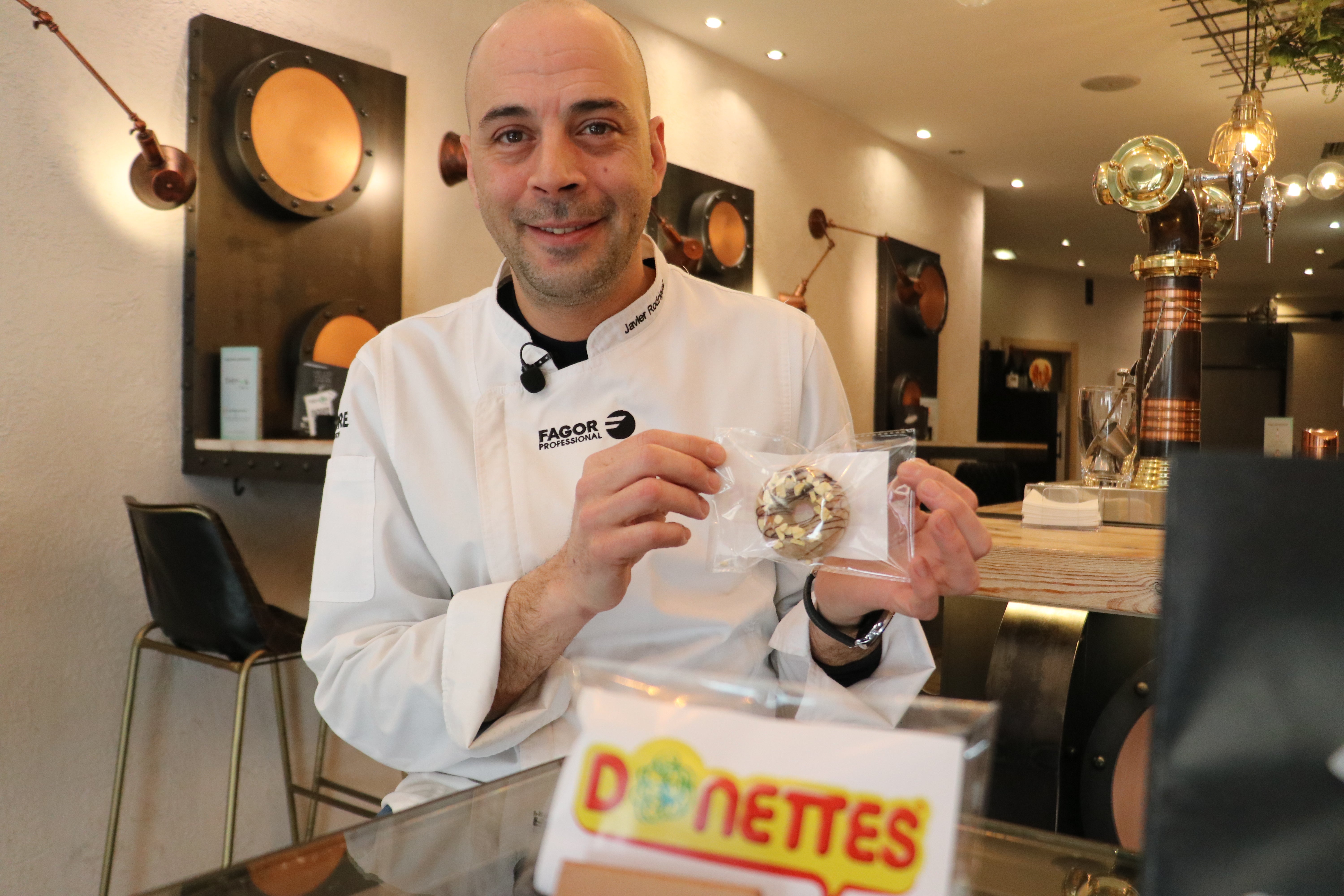 Javier Rodríguez con su tapa elegida para el concurso.