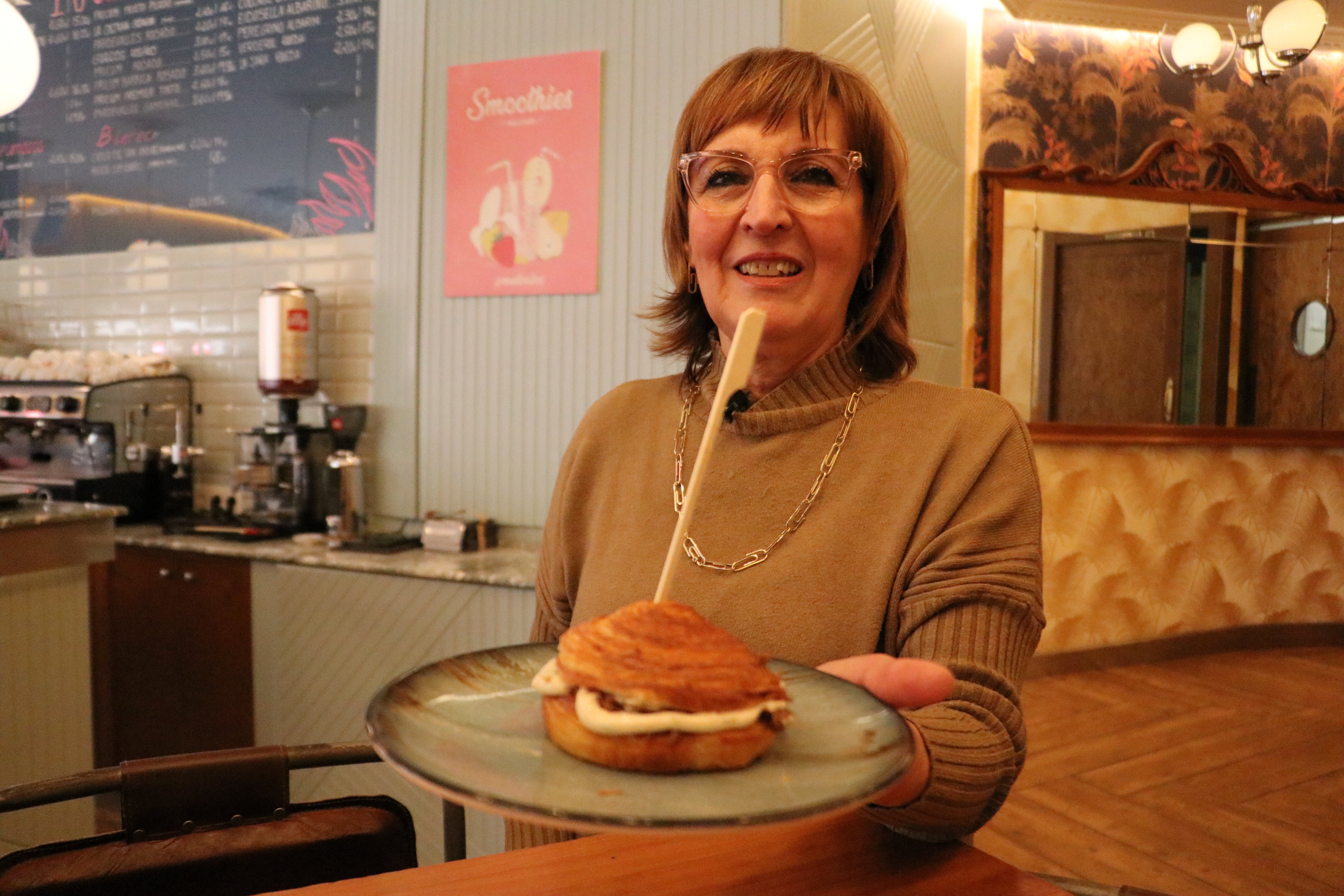 Manoli presenta el croissant roll de carrillera de cerdo ibérico.