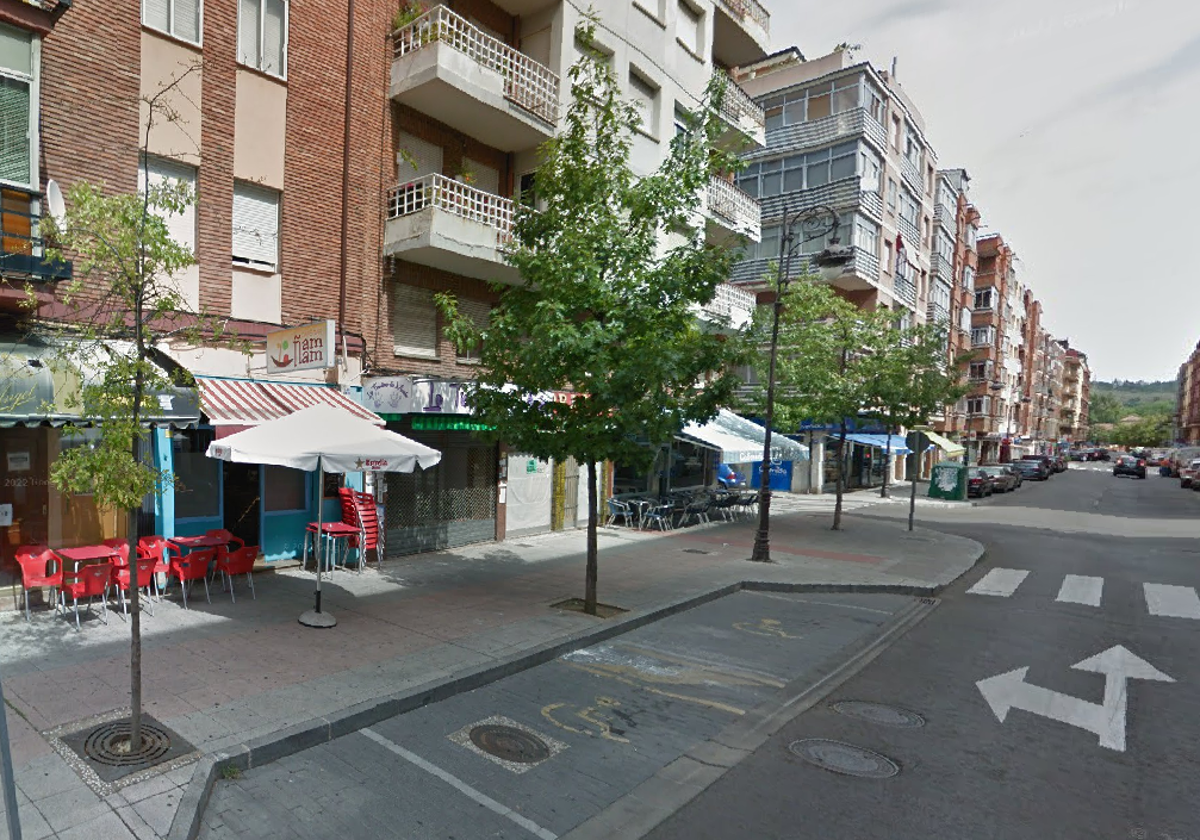 Imagen de la avenida José María Fernández donde se ubica el bar, de fachada azul.