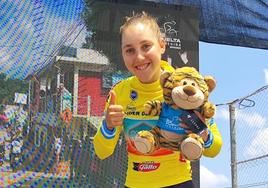 Valentina Basilico, ciclista del Eneicat, con el maillot de lideresa de la Vuelta a Guatemala.