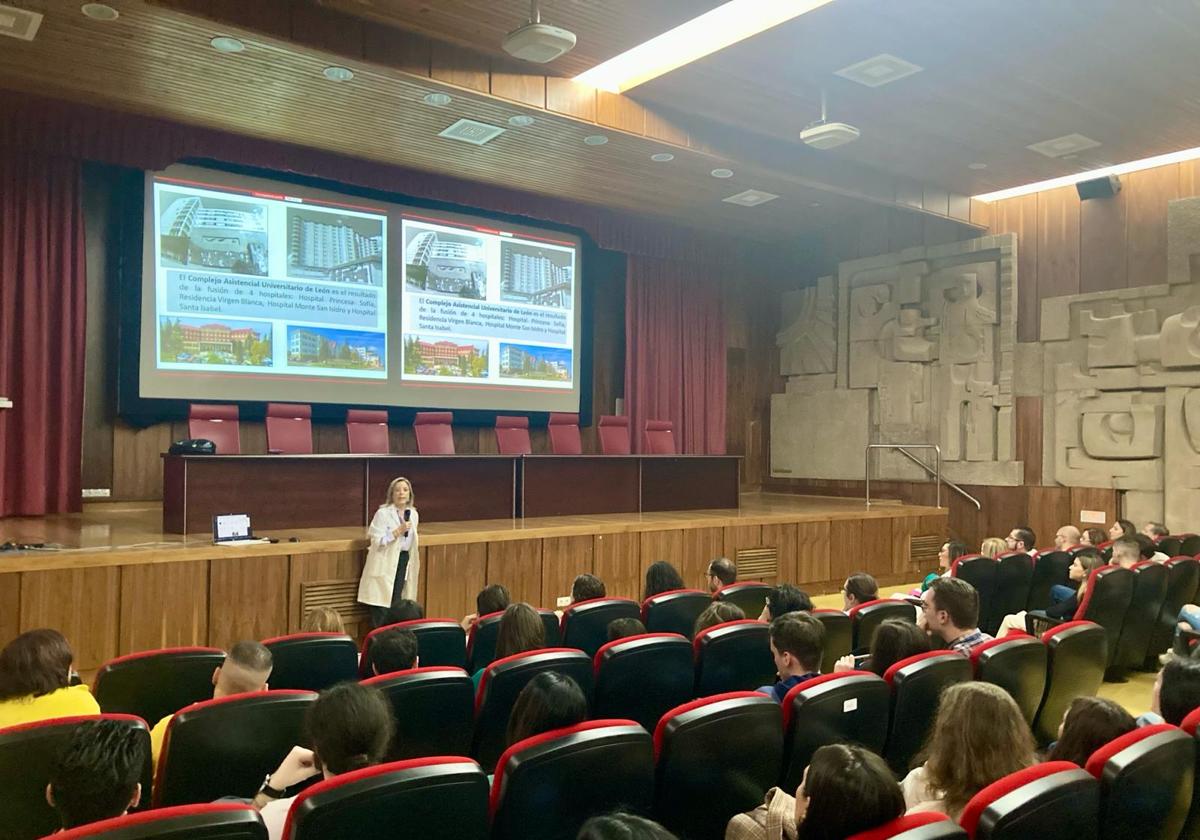 Más de 150 jóvenes asisten a la jornada de puertas abiertas del Hospital de León para futuros residentes