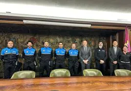 Imagen del alcalde de León junto a los nuevos agentes de policía.