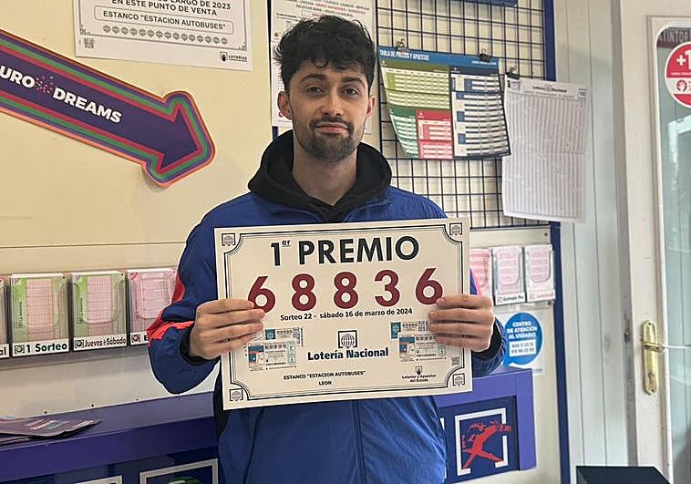 Jorge Vigo, dependiente en el estanco de Sáenz de MIera donde se dispensó el décimo premiado.