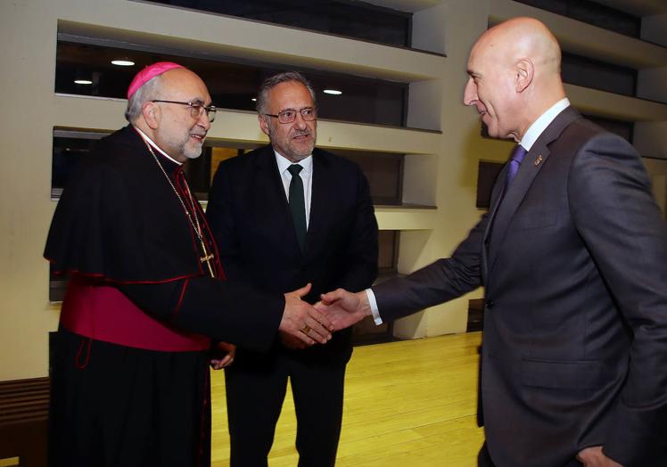 El arzobispo de Oviedo y pregonero de la Semana Santa de León 2024, Jesús Sanz Montes, saluda al alcalde de León, José Antonio Diez.