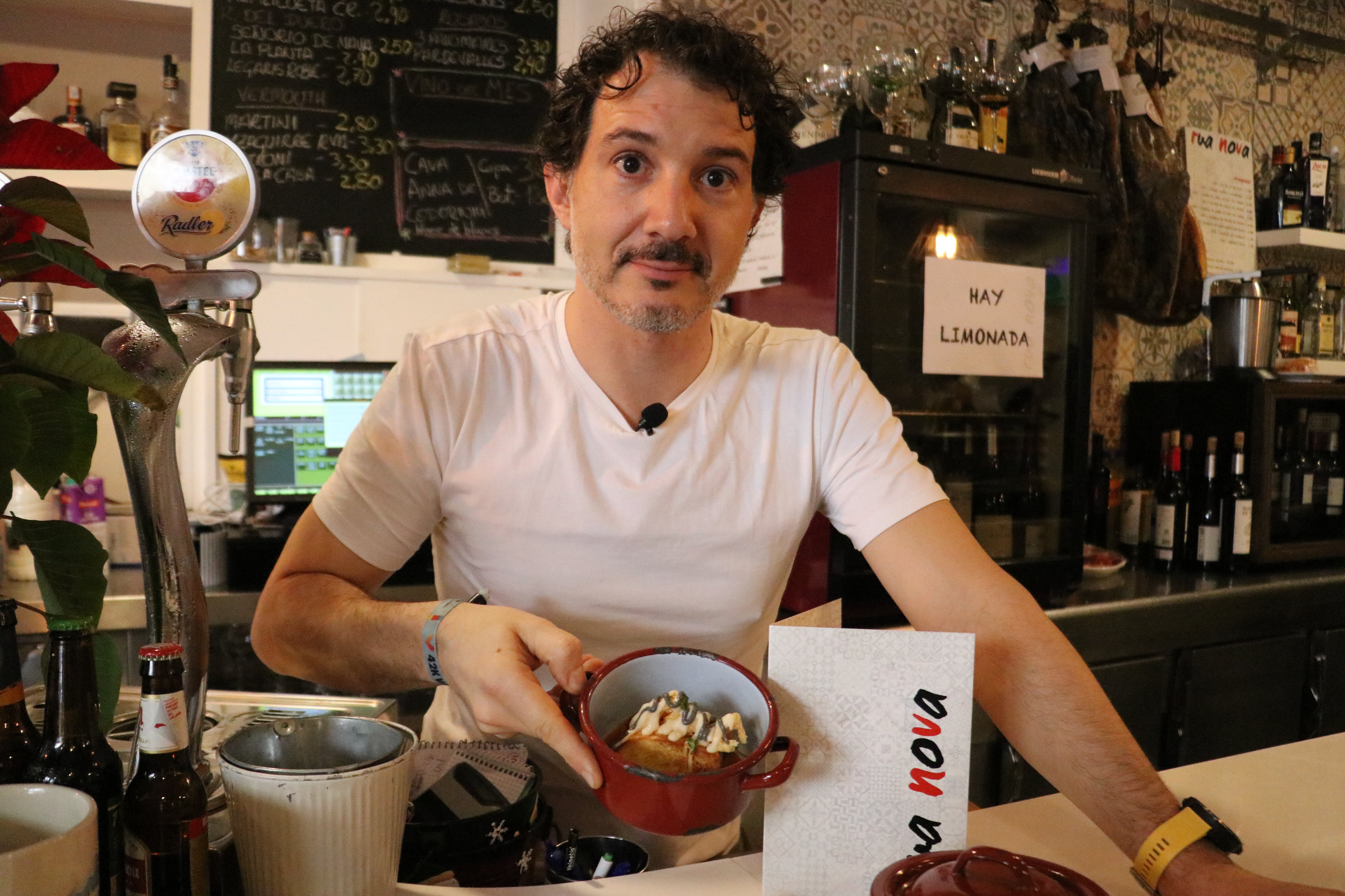 Darío Pellitero, dueño del bar Rua Nova presenta su calamardo en bikini.