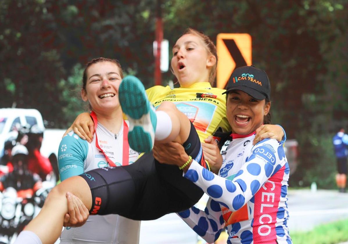 Daniela Campos y Andrea Alzate 'mantean' a Valentina Basilico tras ganar la Vuelta a Guatemala.