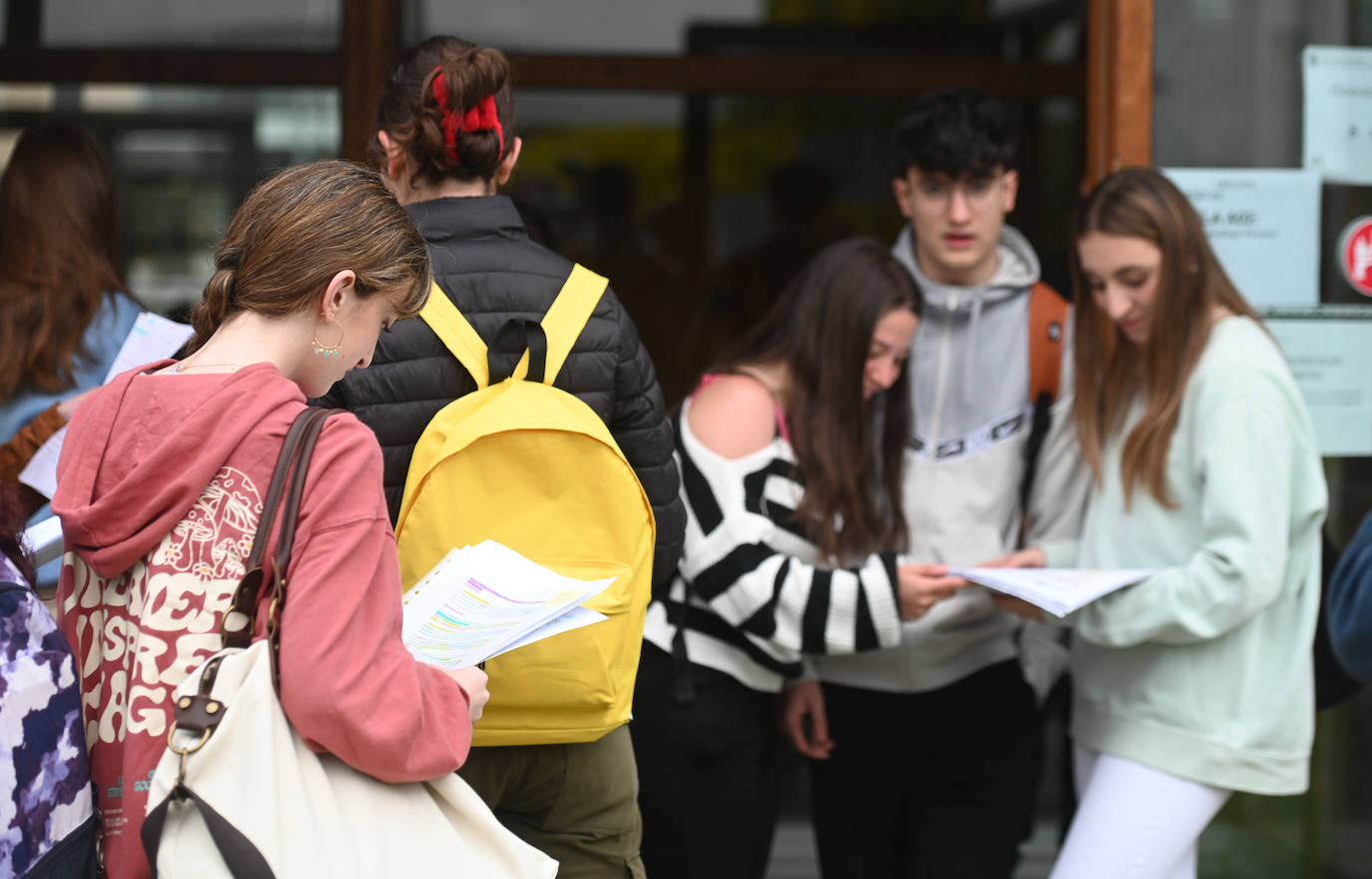 Estudiantes antes de acceder a los exámenes de la EBAU de 2023.