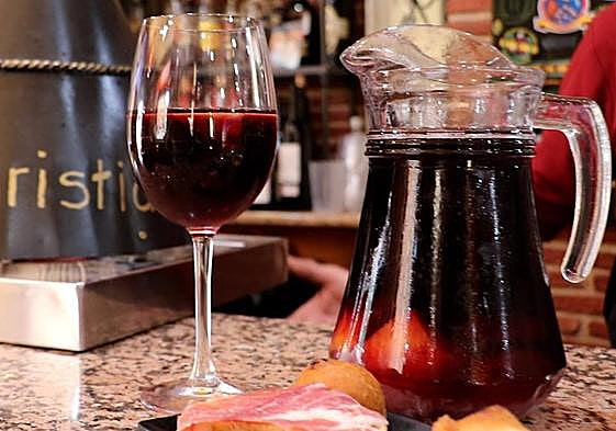 Limonada en jarra y en copa.