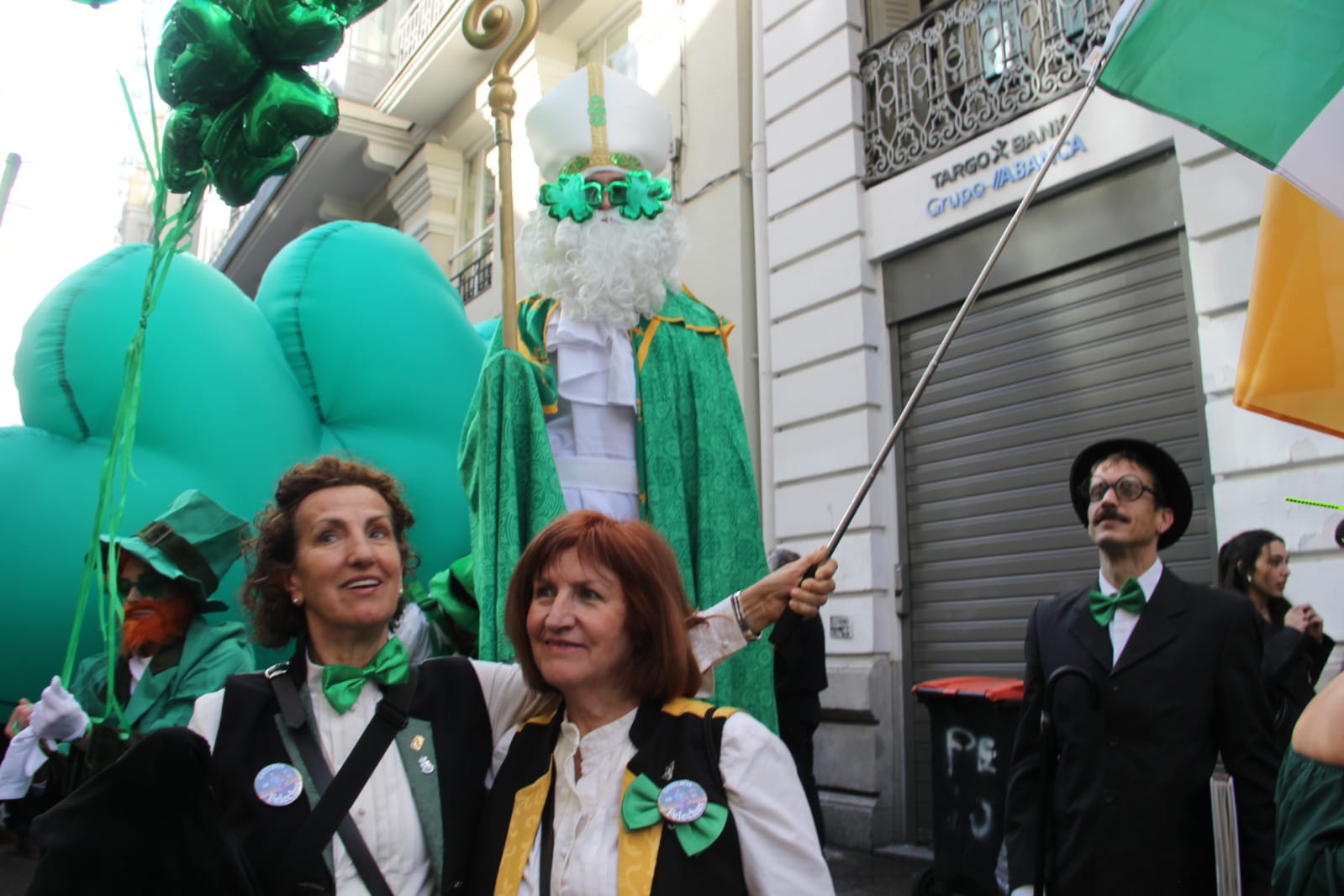 La Gran Vía madrileña disfruta de San Patricio con gaiteros bercianos