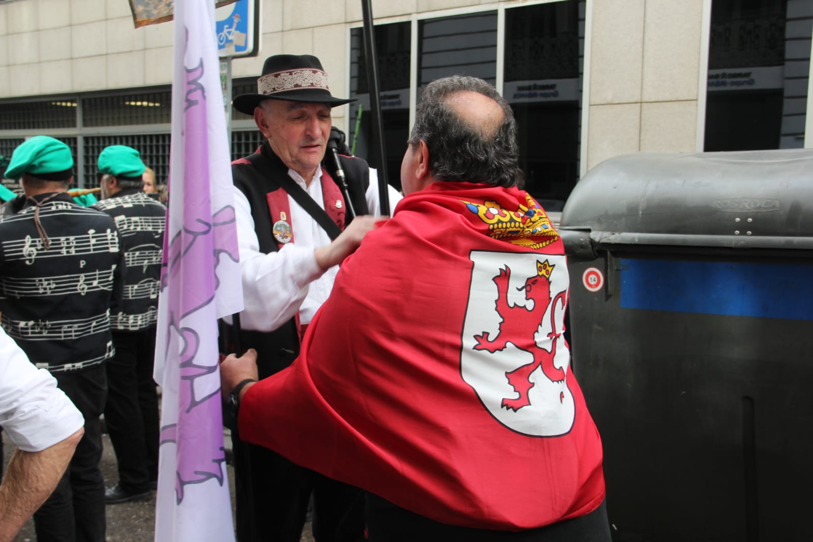 La Gran Vía madrileña disfruta de San Patricio con gaiteros bercianos